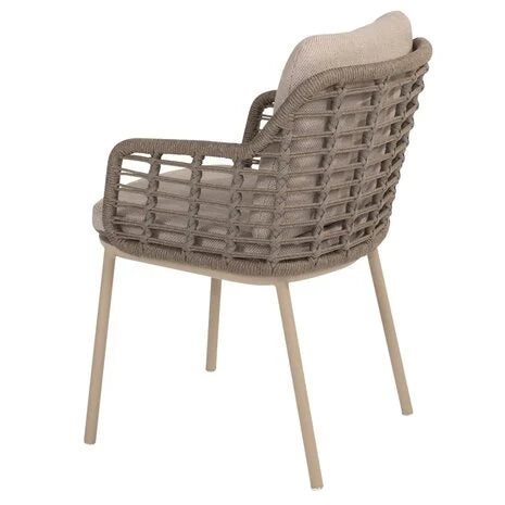 Eetkamerstoel met grijs-beige kussens en taupe vlechtwerk, houten poten