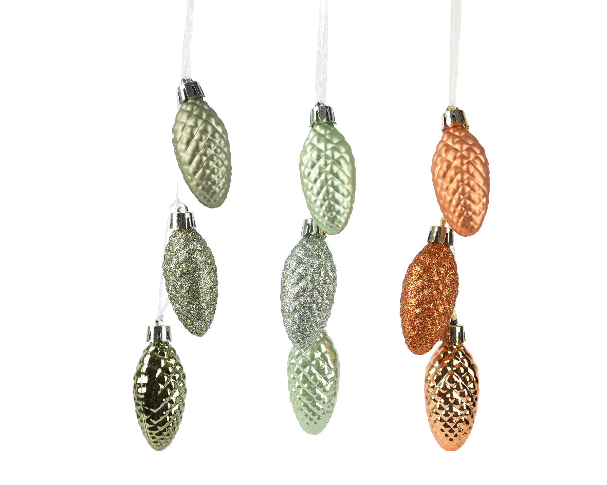 Dennenappels van polystyreen in drie kleuren, hangdecor met lusjes