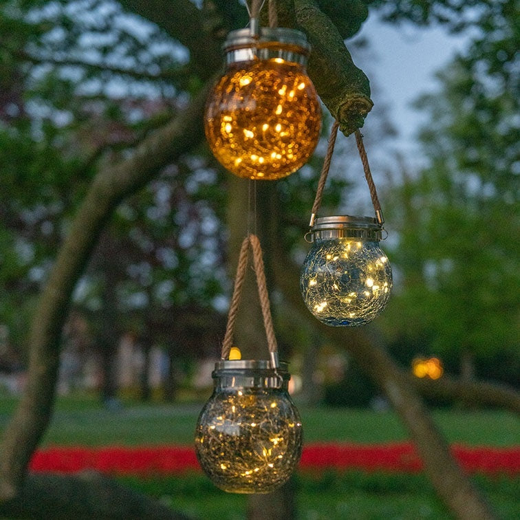 LED-zonnelampjes met amberkleurige glazen lampbollen en touwophanging, drie stuks