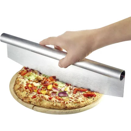 Pizzamsnijblad RVS met zwarte strip, gebruikt boven pizza