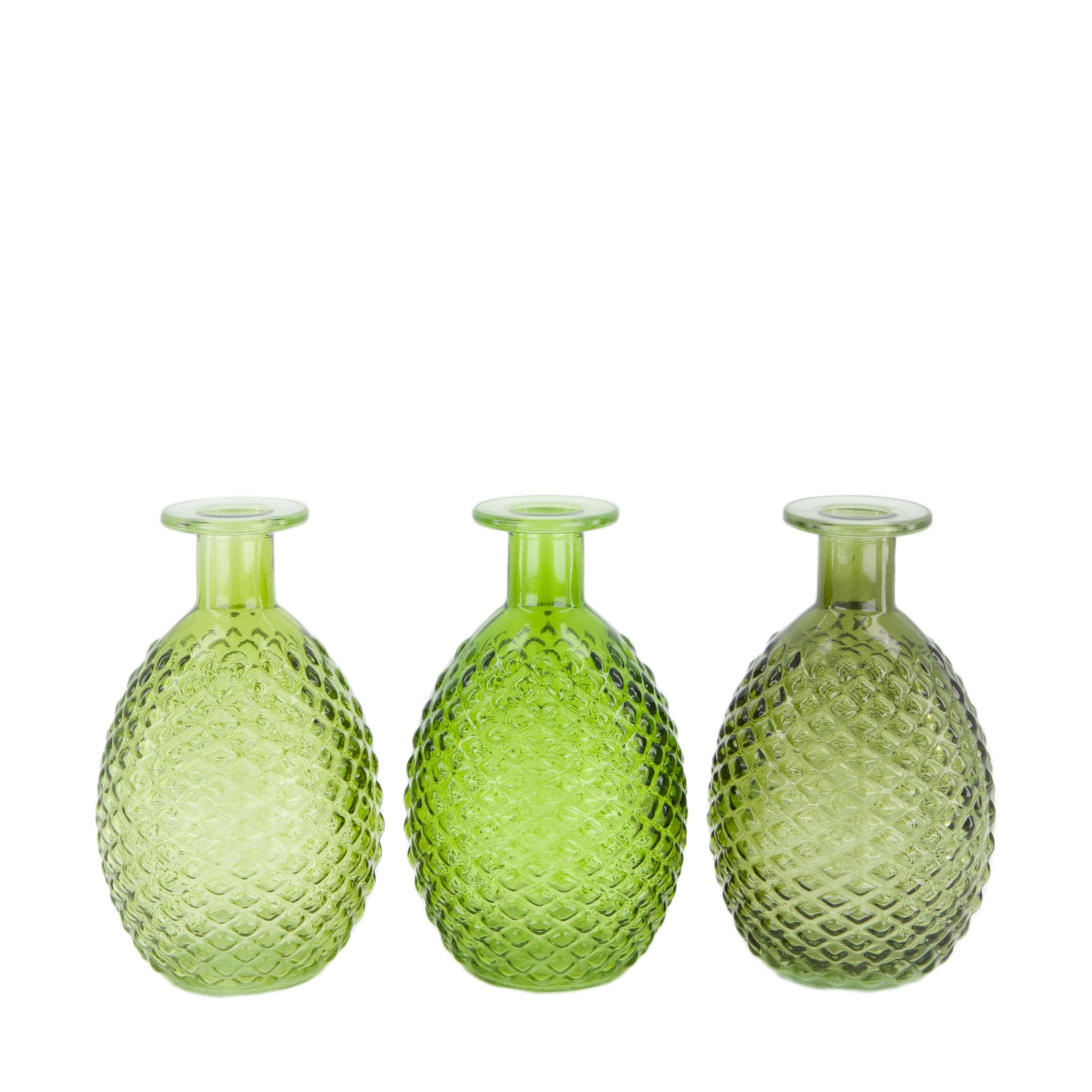 Set van drie groene glazen vazen met reliëf, ronde buik en smalle hals.