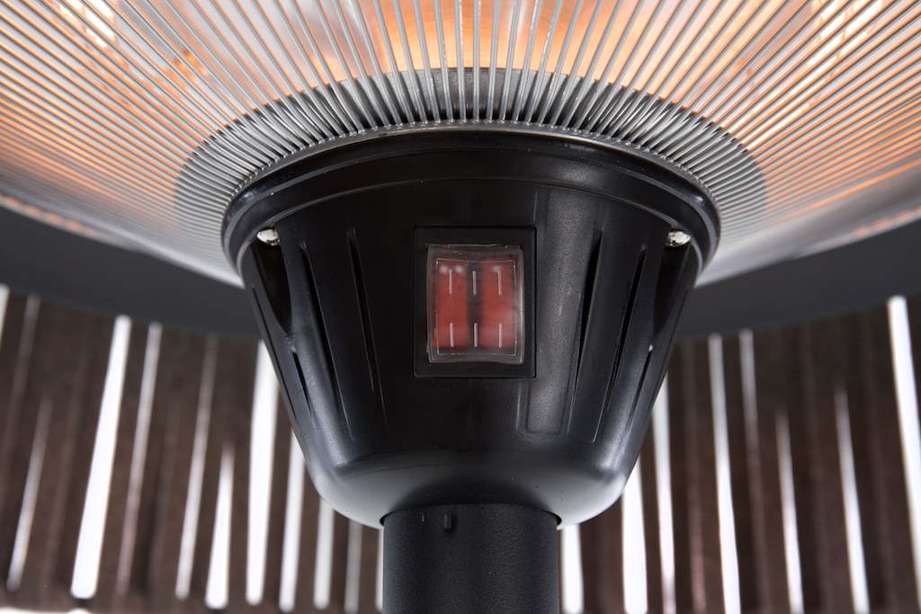 Sunred terrasverwarmer met zwarte behuizing en digitaal display aan de bovenkant