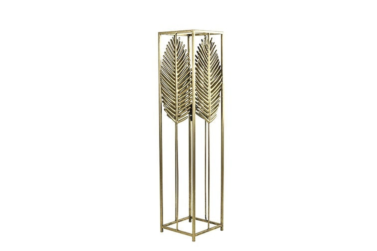 Staande lamp met goudkleurige kooi en bladpatroon op metalen frame