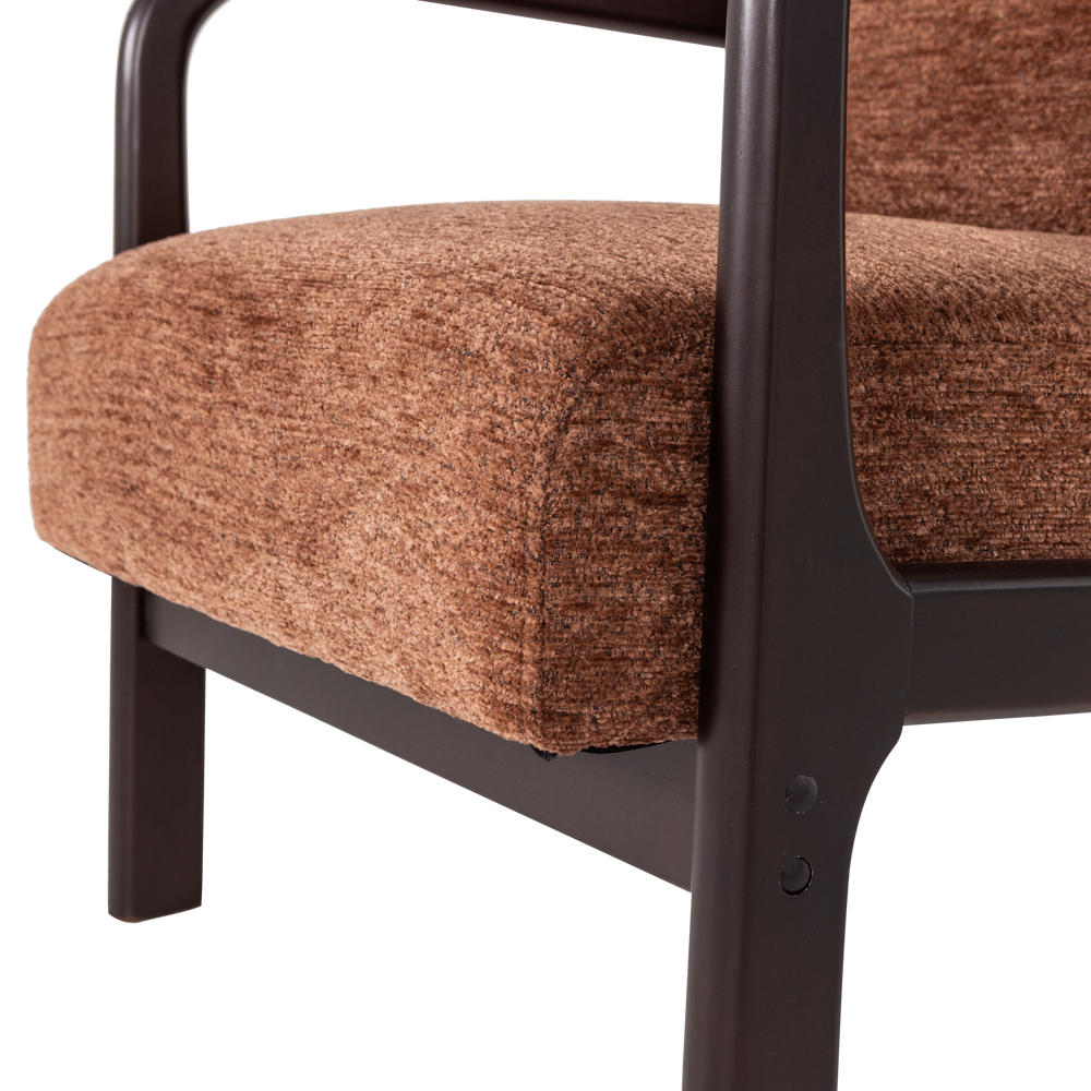 Bruine chenille fauteuil met donkere armleuning en afgeronde, stoffeerde zitting.