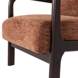Bruine chenille fauteuil met donkere armleuning en afgeronde, stoffeerde zitting.