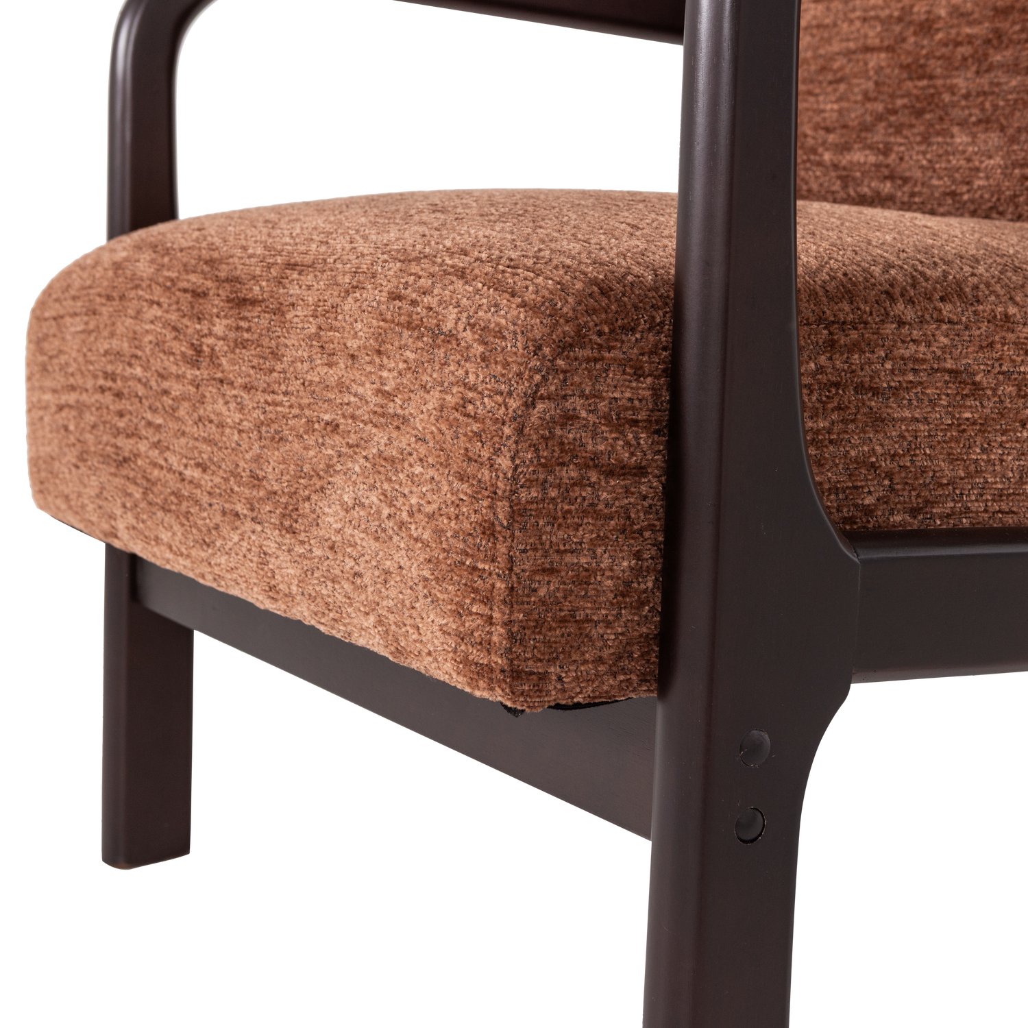 Bruine chenille fauteuil met donkere armleuning en afgeronde, stoffeerde zitting.