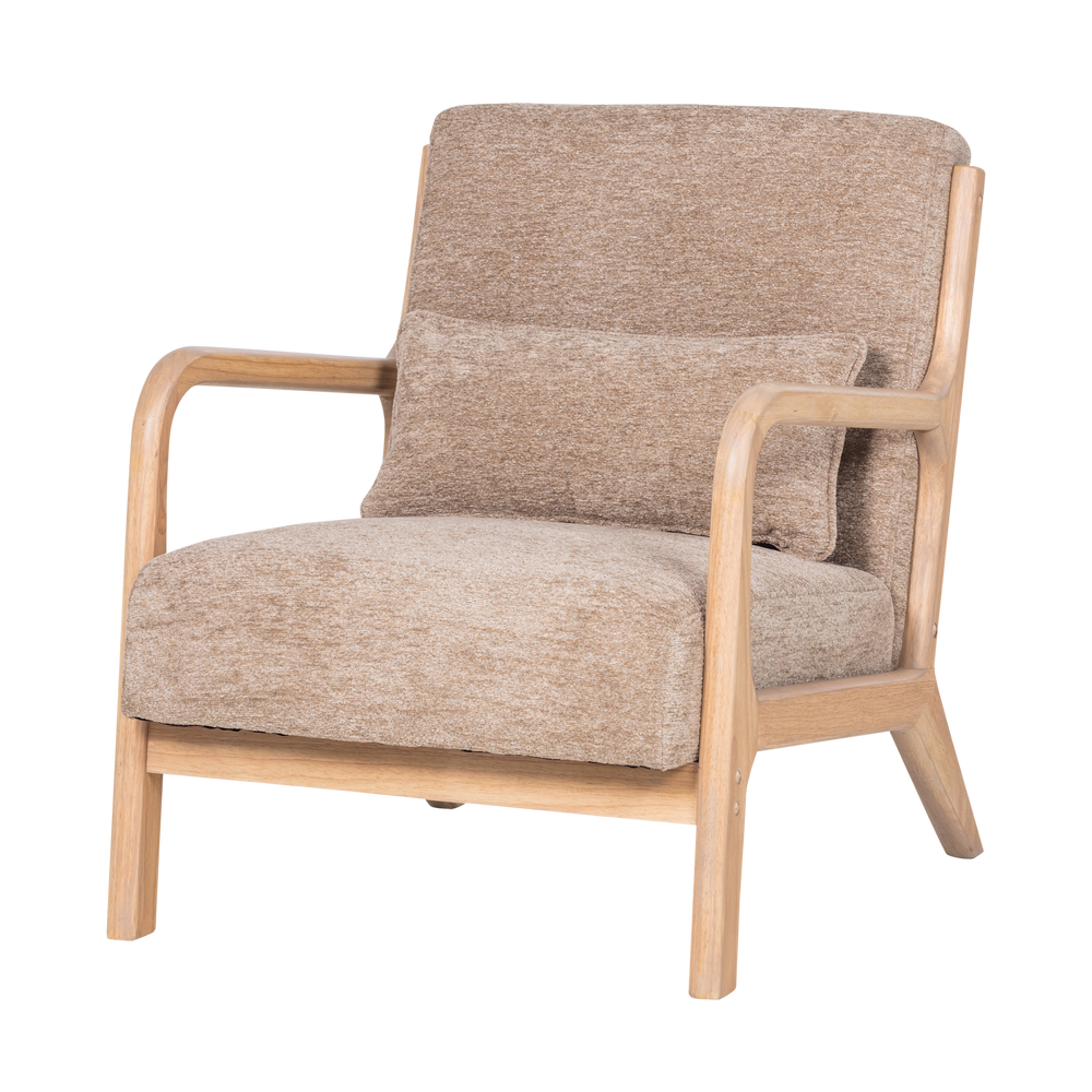 Zandkleurige chenille fauteuil met houten armleuningen en houten poten.