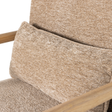 Zandkleurige chenille rug- en zitkussen met rechte, genaaide naden.