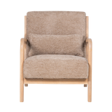 Zandkleurige chenille fauteuil met houten poten en armleuningen.