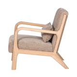 Zandkleurige chenille fauteuil in zijaanzicht met opgestikte rugkussen.