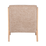 Achteraanzicht: zandkleurige chenille fauteuil met houten poten.