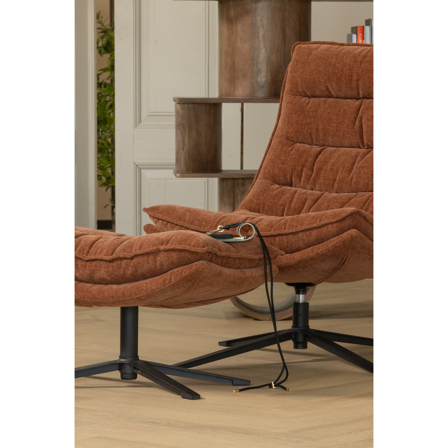 KUBE DRAAIFAUTEUIL MET HOCKER BRUIN