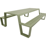 Picknicktafel met twee lange banken, zachtgroene lamellen.