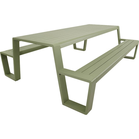 Picknicktafel met twee lange banken, zachtgroene lamellen.