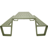Picknicktafel met twee banken, zachtgroene planken en openingen op het blad.