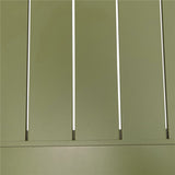 Zachtgroene lamellenstructuur op tafelblad met verticale groeven en textuur.