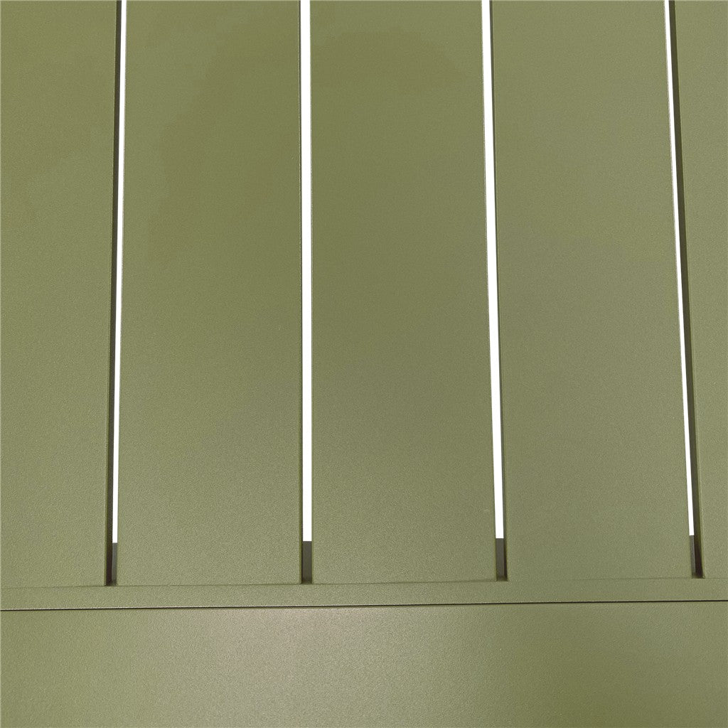 Zachtgroene lamellenstructuur op tafelblad met verticale groeven en textuur.