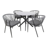 Ronde tuintafel met licht blad en zwarte kruispoot, grijze kussens op draadstoelen