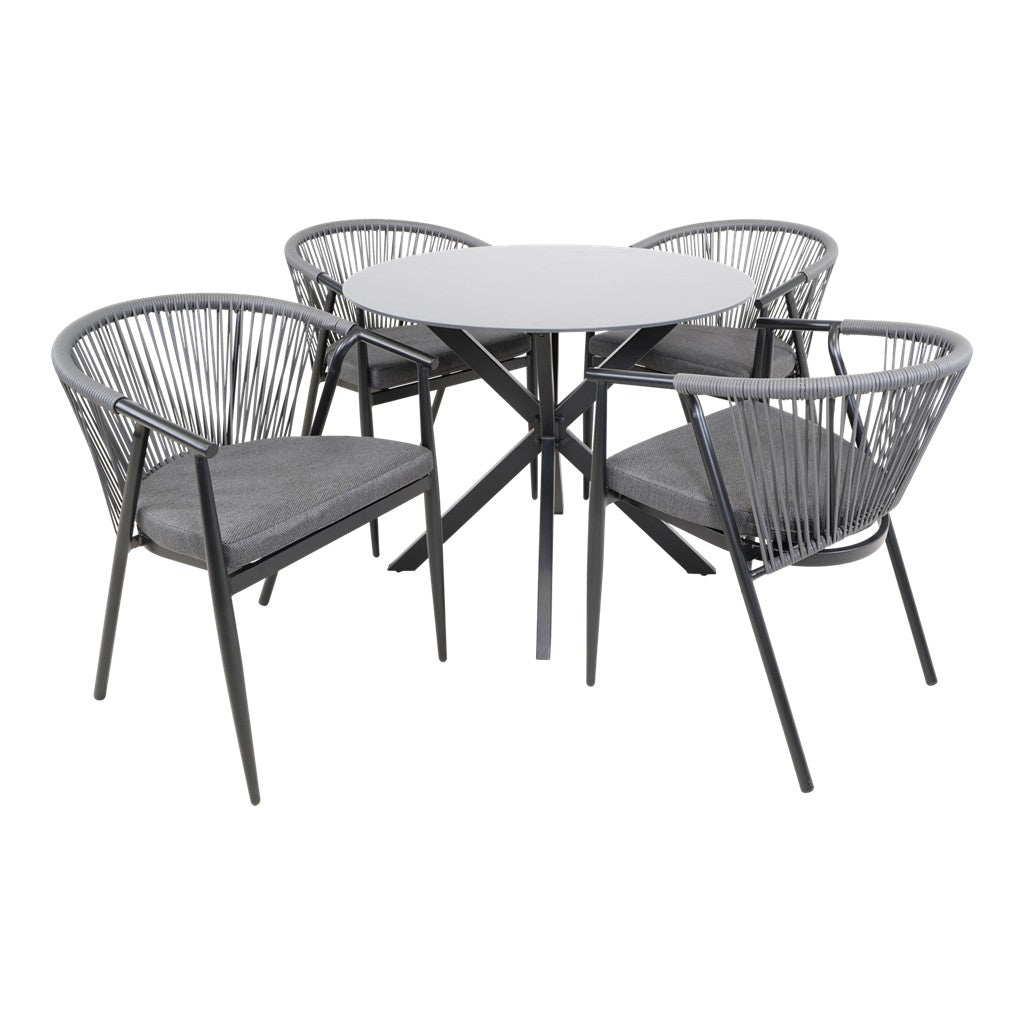 Ronde tuintafel met licht blad en zwarte kruispoot, grijze kussens op draadstoelen