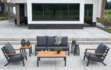 Loungeset op terras met grijze bank en fauteuils, houtlook salontafel en zwarte frames