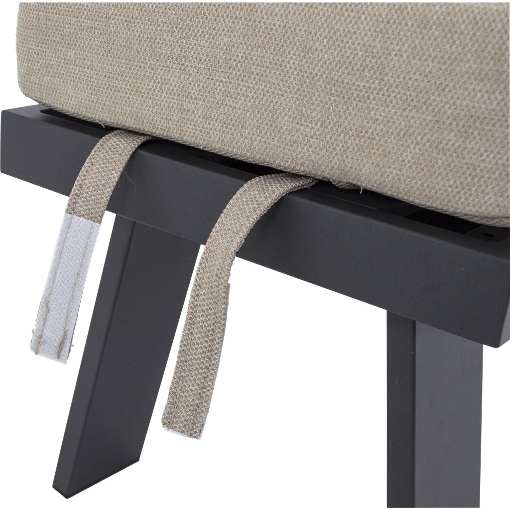 Loungehoekset detail: lichtbeige zitkussen op donkergrijs onderstel met armleuning