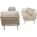 Fauteuils met vlechtwerk zijkant en dikke beige kussens, aanzicht schuin