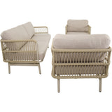 Twee fauteuils met ronde hoeken, vlechtwerk zijkanten en beige kussens