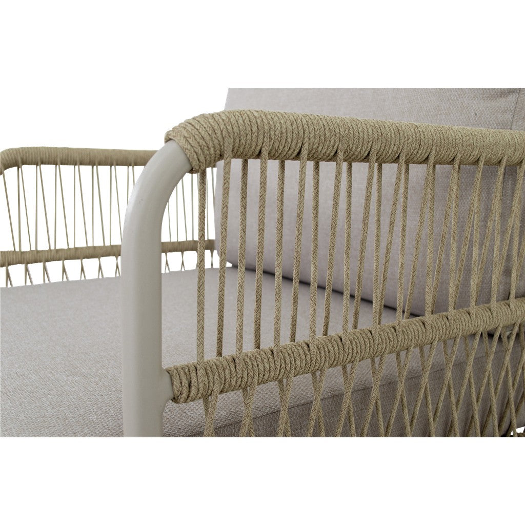 Detail armleuning en vlechtwerk van fauteuil met beige kussen