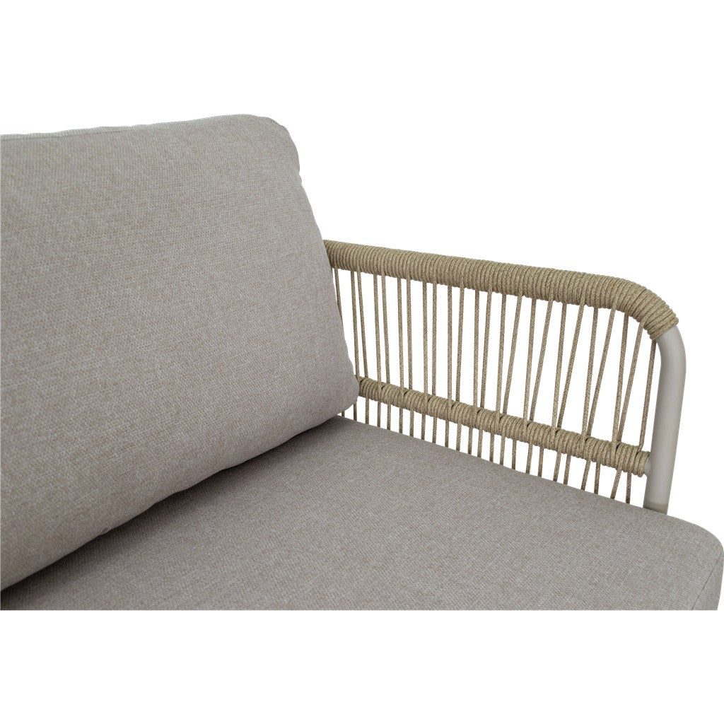 Fauteuil met beige zitting, lichtgrijze bekleding en open vlechtwerk rugpaneel