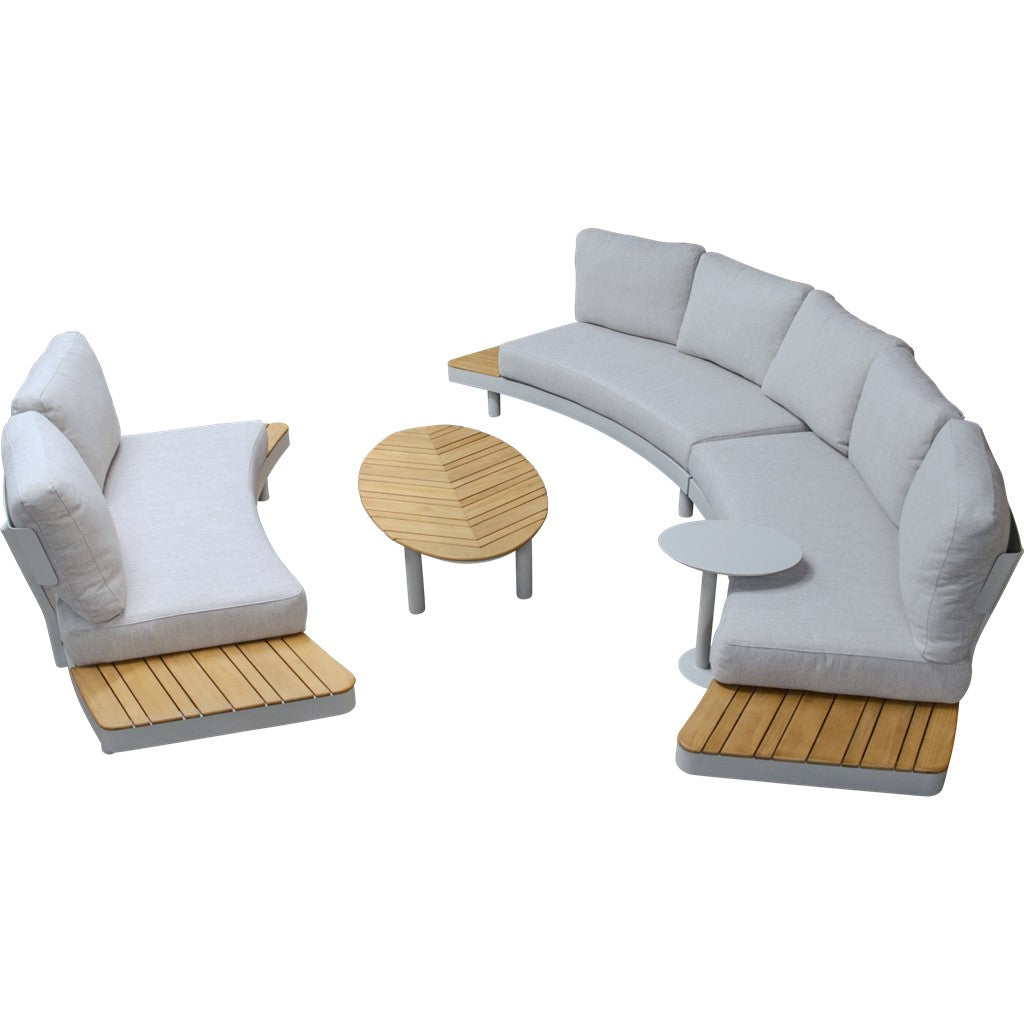 Hoekloungeset met lichtgrijze kussens en ronde houten tafel