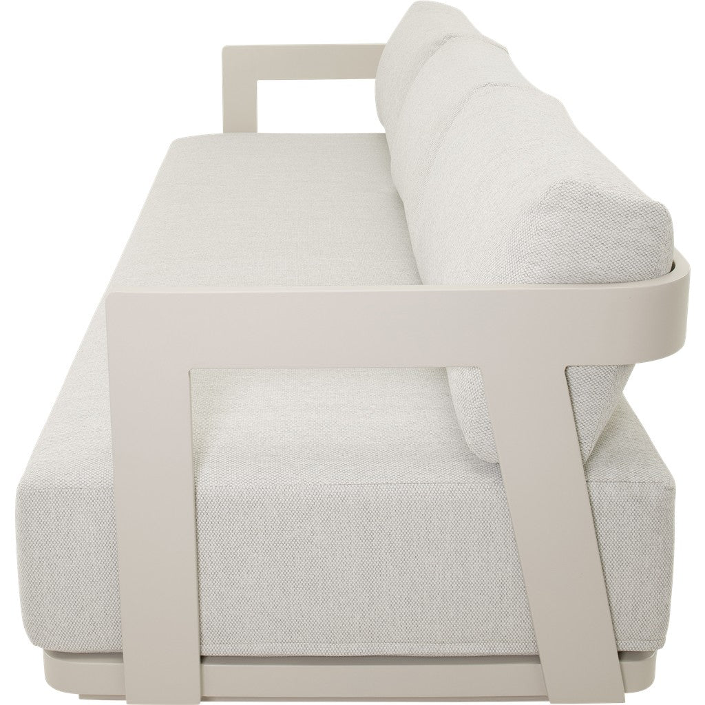 Loungefauteuil met lichtgrijze bekleding, dikke rugkussens en lichtbeige frame