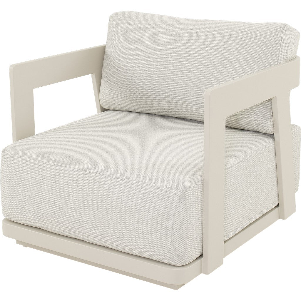 Fauteuil met lichtbeige bekleding en witte armleuningen, hoekige framebasis