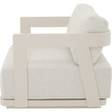 Fauteuil met lichtbeige kussen en witte frame-opening, armleuning en rugkussen
