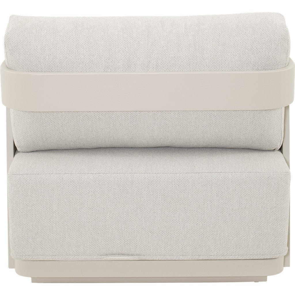 Fauteuil met lichtbeige kussens en ronde rug, witte onderrand