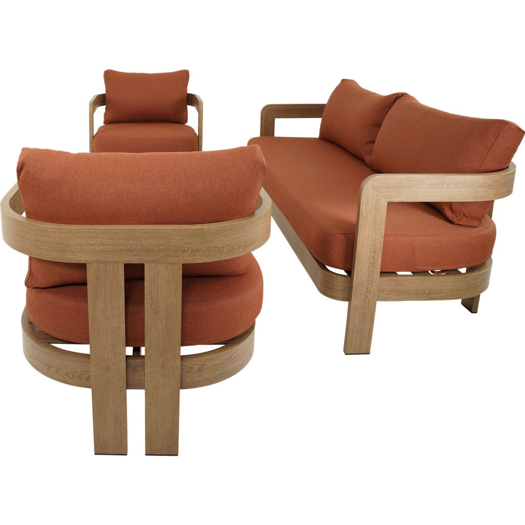 Rondom zicht op loungestoelen: terracotta kussens op beige houten frames en lage tafel