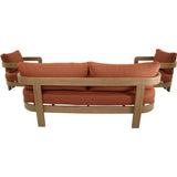 Bank met terracotta zit- en rugkussens op beige houten frame, met afgeronde armleuningen