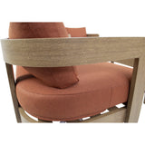 Detail van fauteuil: terracotta zitting en rugkussen, beige hout met ronde arm en zijkant