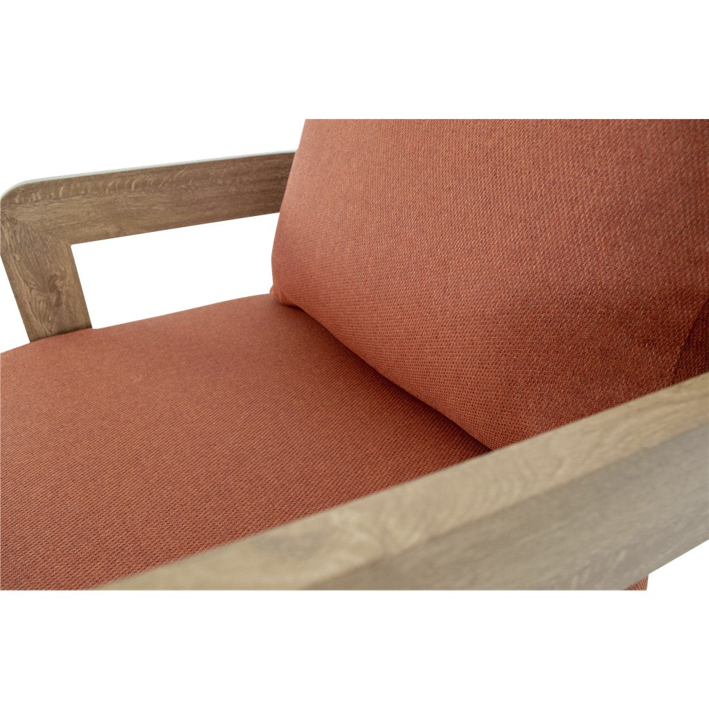 Zijaanzicht bank met terracotta kussen en beige houten rand, inclusief afgeronde armleuning