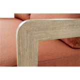 Detail van hoekbank: terracotta kussens en beige houten omlijsting met afgeronde rand