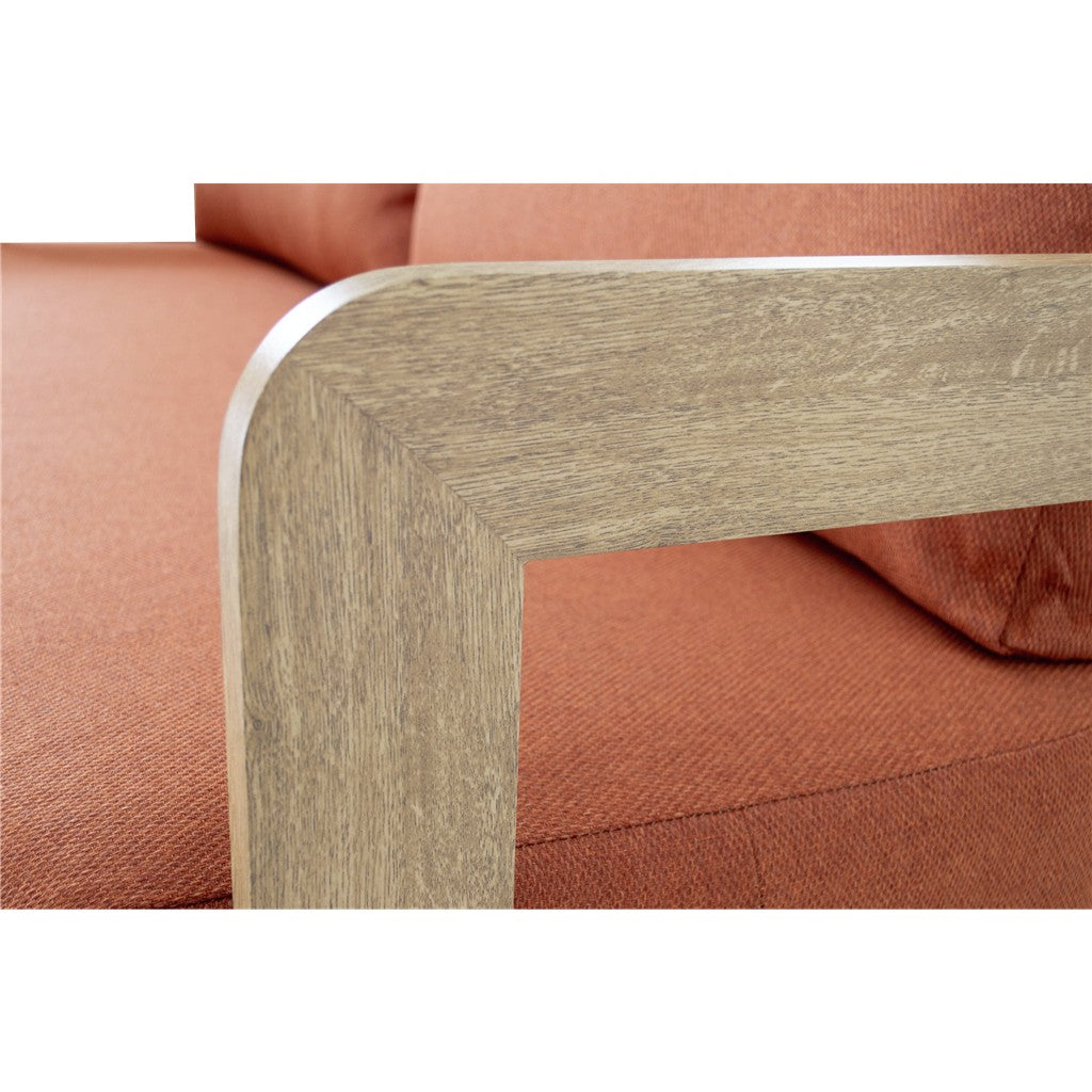 Detail van hoekbank: terracotta kussens en beige houten omlijsting met afgeronde rand