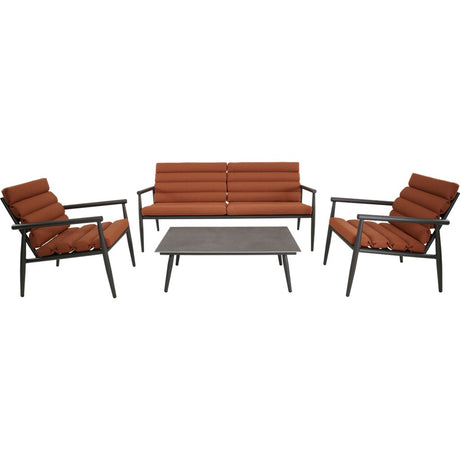 Loungeset met 2 fauteuils en 3-zitsbank, terracotta kussens en donker metalen frame.