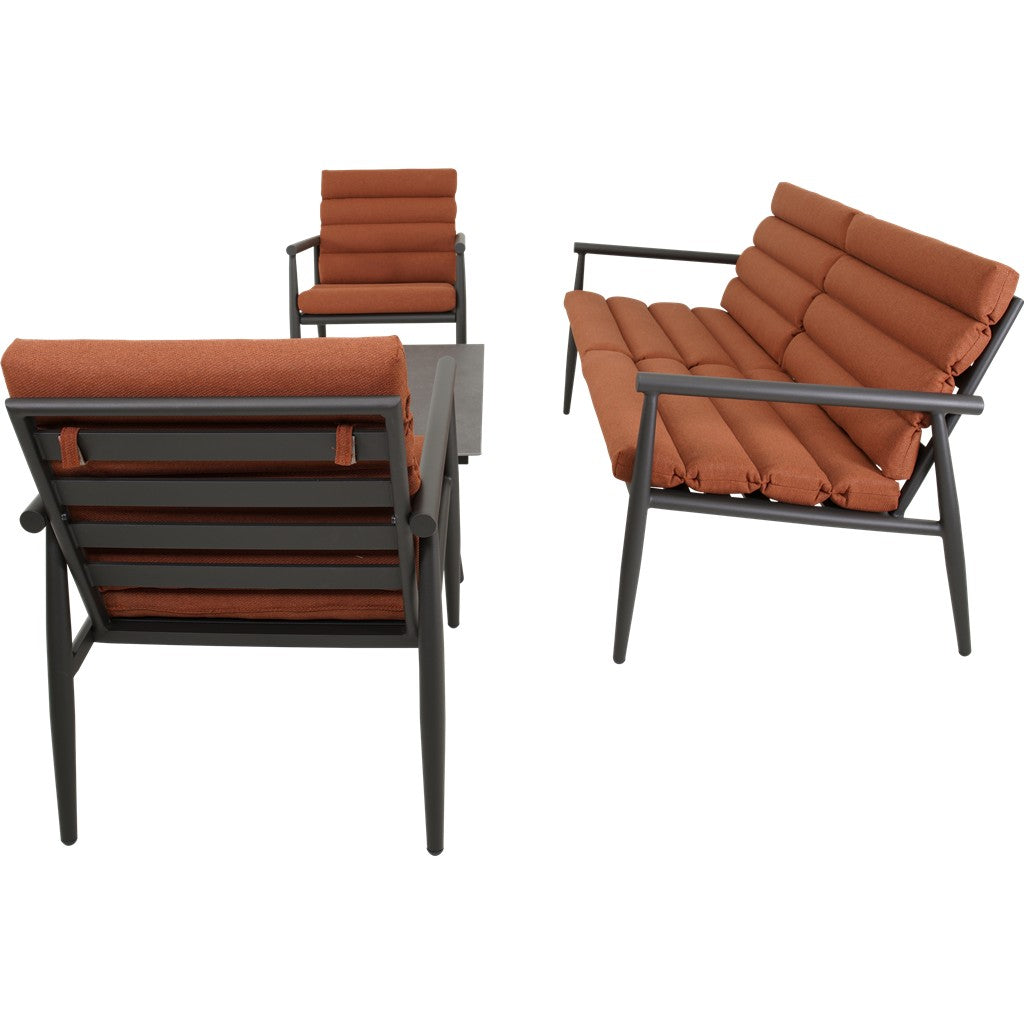 Loungeset met fauteuils en bank met terracotta kussens, donker metalen frame.