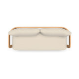 Beige tweezitsbank met twee kussens en houten armleuningen