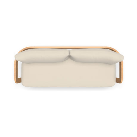 Beige tweezitsbank met twee kussens en houten armleuningen