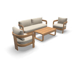 Loungeset met tweezitsbank, twee fauteuils en houten salontafel, beige kussens en armleuningen