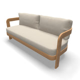 Tweekussensbank van loungeset met beige zit- en rugkussens, licht houten poten en armleuningen
