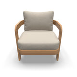 Beige fauteuil met hoge rugkussen en houten armleuningen