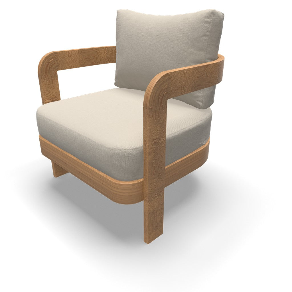 Beige fauteuil met rug- en zitkussen, houten frame en armleuningen