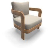 Beige fauteuil met rug- en zitkussen, houten armleuningen