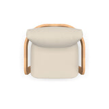 Beige fauteuil met rugkussen en houten achterframe